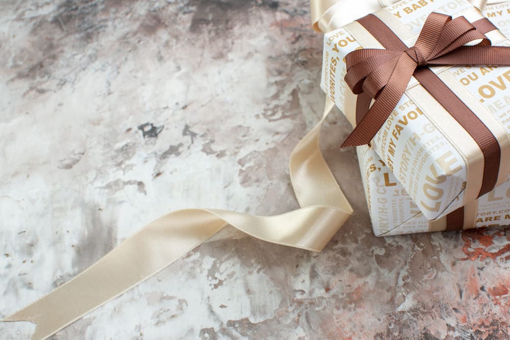 Подарочная коробка с текстильной лентой